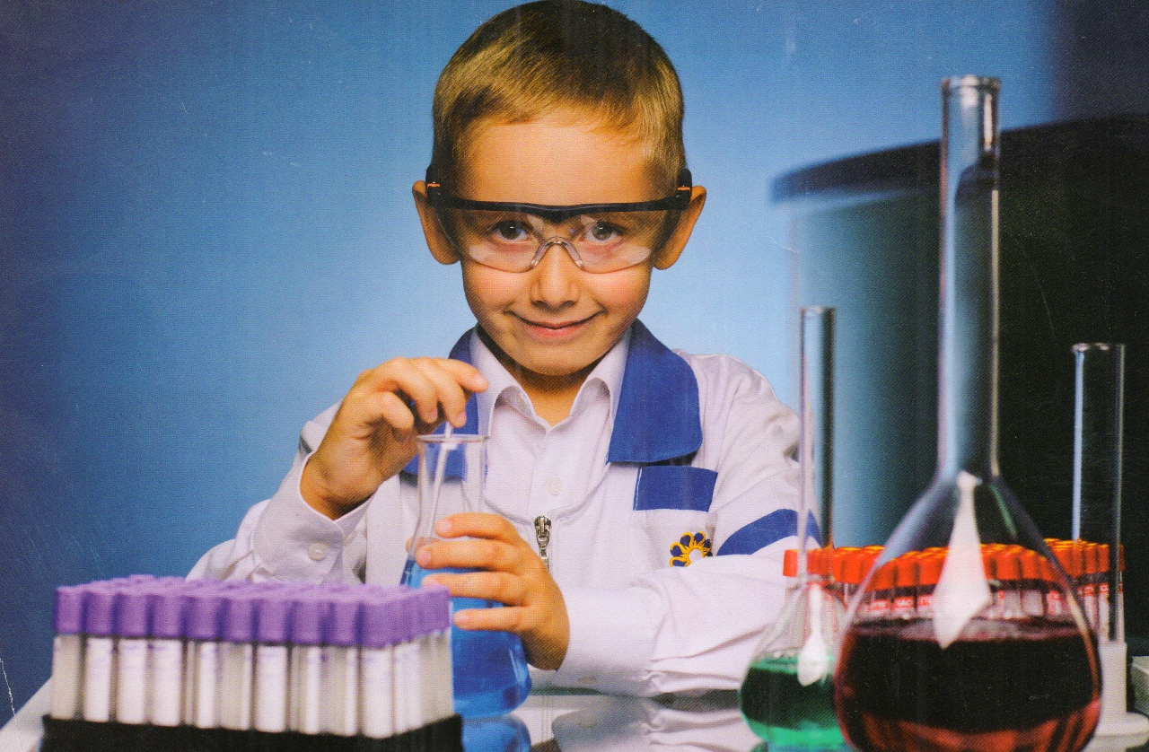 Детские анализы. Юный медик. Исследование дети. Фотосессия ребенок в лаборатории. Изображение Юный медик.